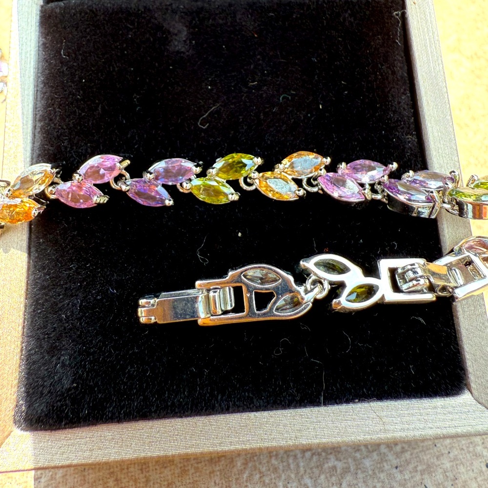 Multicolor Leaf Bracelet NWOT